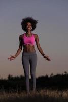 femme noire fait de l'exercice d'étirement se détendre et se réchauffer photo