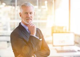 homme d'affaires senior dans son bureau photo