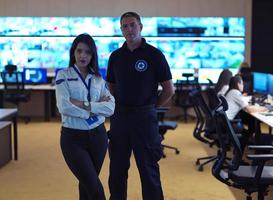 opérateur masculin et féminin dans une salle de contrôle du système de données de sécurité photo