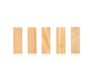 jeu de tour de blocs de bois isolé sur blanc photo