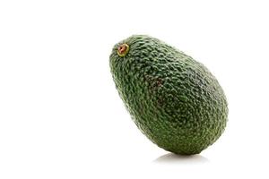 avocat frais sur fond blanc photo