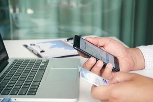 main tenant un téléphone portable avec affichage de la page de détails de paiement et carte de crédit, concepts d'achat en ligne photo