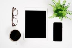 table de bureau avec tablette, smartphone, espace copie, vue de dessus photo