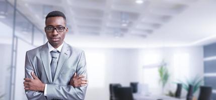 jeune homme d'affaires dans son bureau photo