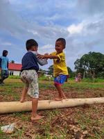 enfants jouant ensemble, kalimantan oriental, indonésie, août, 13,2022 photo
