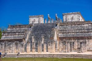 temple des guerriers à chichen itza, quintana roo, mexique. ruines mayas près de cancun photo