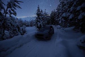 voiture suv tout-terrain sur la route nord hivernale glacée photo