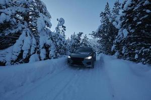 voiture suv tout-terrain sur la route nord hivernale glacée photo