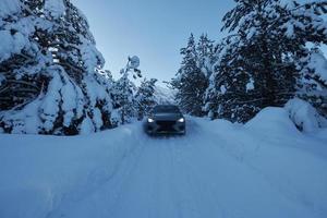 voiture suv tout-terrain sur la route nord hivernale glacée photo