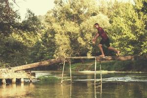 homme sautant dans la rivière photo