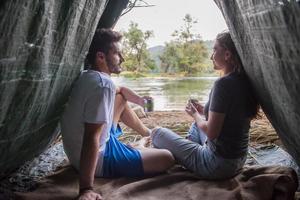 couple passant du temps ensemble dans une tente en paille photo