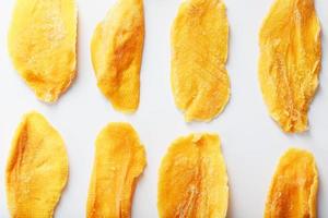 tranches d'orange de mangue de sucre séchée isolées photo