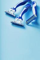machines de rasage bleues d'affilée sur fond bleu photo