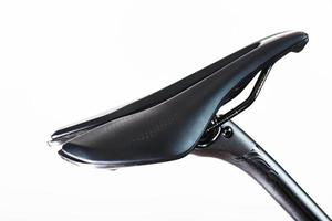 selle de vélo avec tige de selle sur fond clair accessoires pour la réparation et le réglage du vélo photo