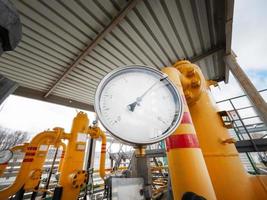 manomètre mesurant la pression sur le gazoduc jaune photo