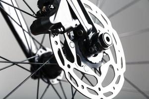 rotor de frein de vélo avec étrier hydraulique. système de freinage sur un vélo gravel photo