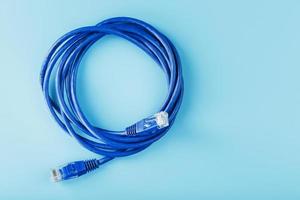 cordon de raccordement du câble ethernet bleu sur fond bleu avec espace libre photo