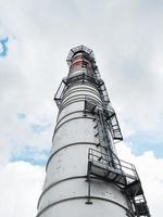 cheminées blanches d'une centrale électrique sur fond de nuages avec des lignes diagonales photo