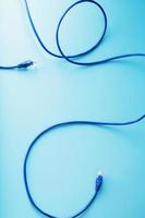 câble internet utp bleu isolé sur fond bleu cordon ethernet photo