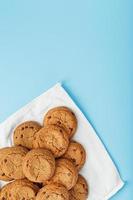 biscuits à l'avoine sur fond bleu et vue de dessus de serviette blanche photo