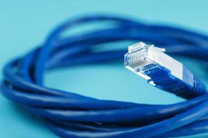 une bobine d'un câble réseau internet pour la transmission de données sur fond bleu photo