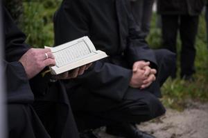 lecture du livre sacré du coran par l'imam sur les funérailles islamiques photo