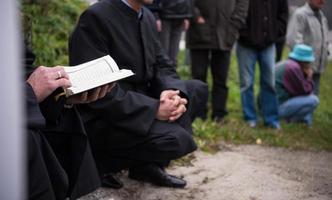 lecture du livre sacré du coran par l'imam sur les funérailles islamiques photo