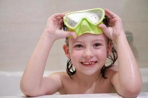 petite fille avec des lunettes de plongée photo