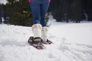 couple s'amusant et marchant en raquettes photo