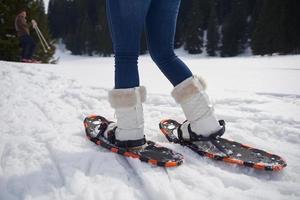 couple s'amusant et marchant en raquettes photo