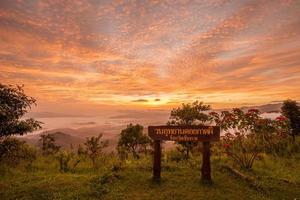 la belle vue du lever du soleil depuis doi kart phee les montagnes de la province de chiangrai en thaïlande. photo