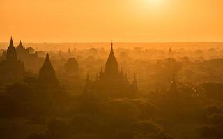 lever du soleil à bagan l'ancienne zone archéologique au myanmar. l'unesco a officiellement désigné l'ancienne ville de bagan au myanmar comme site du patrimoine mondial. photo