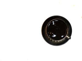 une tasse de café noir sur la table. photo