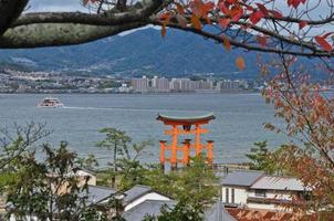 porte sacrée rouge historique de miyajima à hiroshima au japon photo
