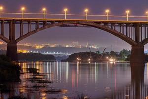 éclairage du pont de la ville de nuit photo