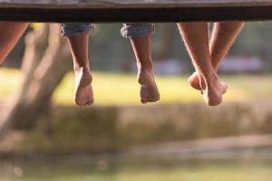 personnes assises sur un pont en bois photo