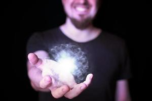 boule magique dans la main de l'assistant barbu photo