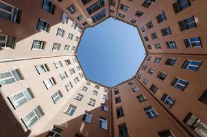 cour de maison en forme d'octogone photo