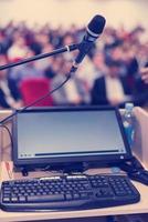 ordinateur portable et microphone au podium photo