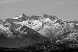 vue sur les alpes de zillertal en automne avec de la neige, monochrome photo