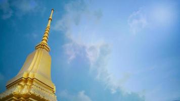 image du ciel du temple thaïlandais pour le contenu religieux.
