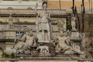 rome, italie, 2022 - sculpture et fontaine de la piazza del popolo . Les marches mènent au parc Pincio, Rome, Italie photo