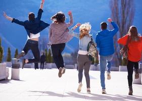 groupe d'étudiants heureux photo