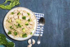 aliments sains riz frit avec poitrine de poulet ont des légumes sur une table en bois. photo