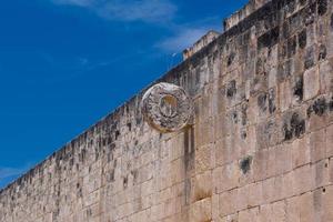 détail de l'anneau de cerceau au terrain de jeu de balle, gran juego de pelote de site archéologique de chichen itza au yucatan, mexique photo