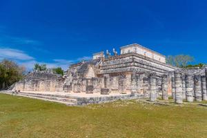 temple des guerriers à chichen itza, quintana roo, mexique. ruines mayas près de cancun photo