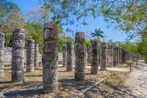 colonnes des mille guerriers à chichen itza, mexique photo