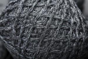 fil gris en laine naturelle en pelotes de fil. photo