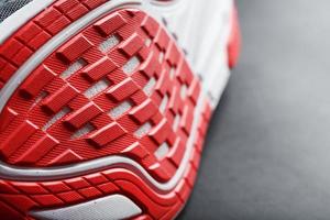 chaussures de course à semelles rouges sur fond noir. photo