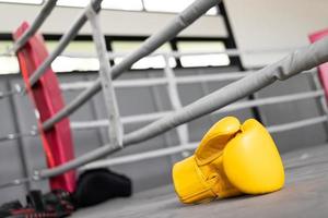 gants de boxe jaunes dans la salle de fitness. photo